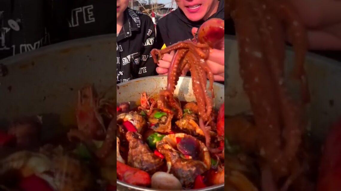 Chinese fisherman cooking and Eating fresh seafood  #bestyoutubeshorts #seafoodlover #chinesecooking